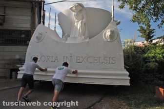 Gloria posizionata sui camion