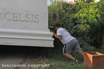 Gloria posizionata sui camion