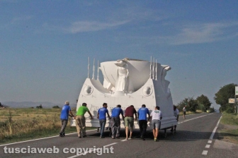 Gloria posizionata sui camion