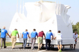 Gloria posizionata sui camion