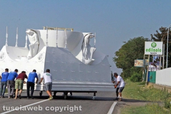 Gloria posizionata sui camion