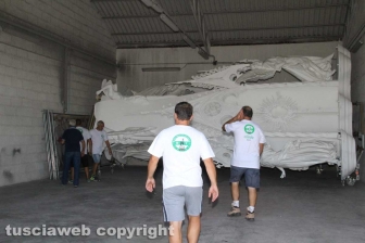 Gloria posizionata sui camion