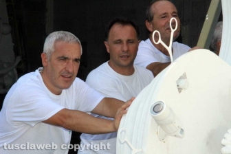 Gloria posizionata sui camion