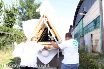 Gloria posizionata sui camion