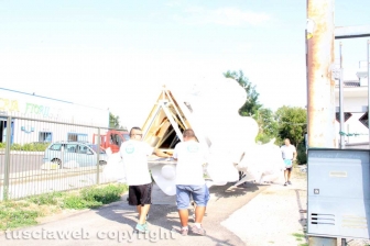 Gloria posizionata sui camion