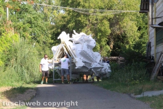 Gloria posizionata sui camion
