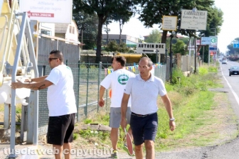 Gloria posizionata sui camion