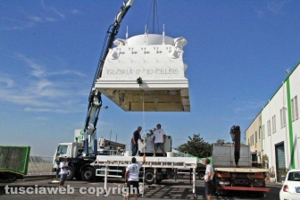 Gloria posizionata sui camion