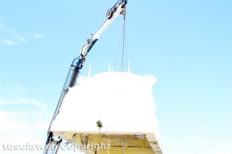 Gloria posizionata sui camion