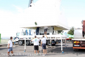 Gloria posizionata sui camion