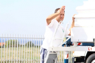 Gloria posizionata sui camion