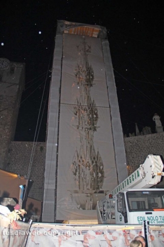 Gloria, prova luci sotto la pioggia