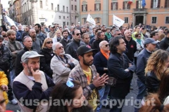 Grillo irrompe nella campagna elettorale