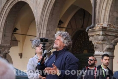Grillo irrompe nella campagna elettorale