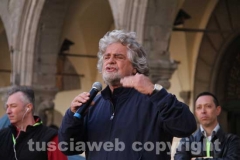 Grillo irrompe nella campagna elettorale
