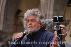 Grillo irrompe nella campagna elettorale