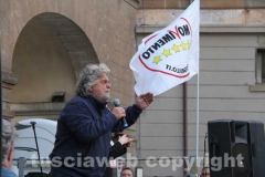 Grillo irrompe nella campagna elettorale