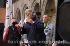 Grillo irrompe nella campagna elettorale