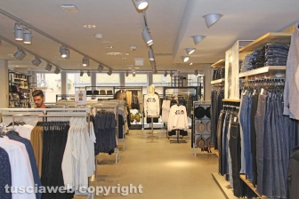 H&M apre a Viterbo