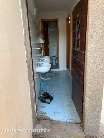 Viterbo - I bagni per turisti a palazzo dei Priori