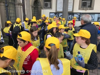 I bambini delle elementari per "Puliamo il mondo"