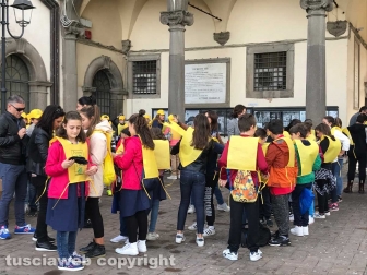 I bambini delle elementari per "Puliamo il mondo"