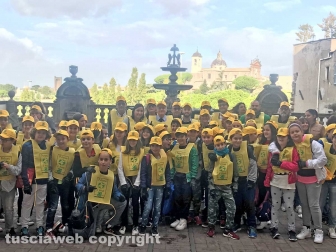 I bambini delle elementari per "Puliamo il mondo"