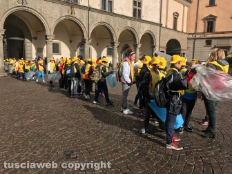I bambini delle elementari per "Puliamo il mondo"