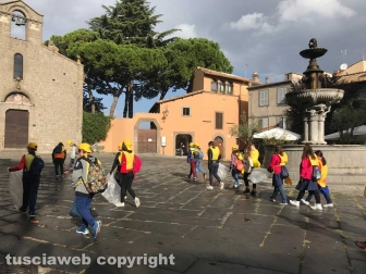 I bambini delle elementari per "Puliamo il mondo"