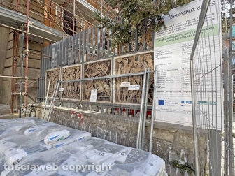 I bassorilievi in ceramica realizzati da Alessio Paternesi