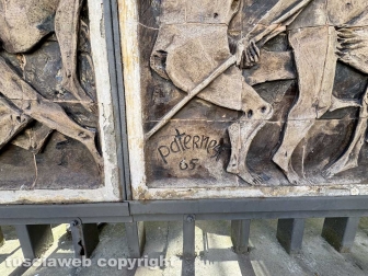 Liceo Mariano Buratti - I bassorilievi in ceramica realizzati nel 1965 dal maestro Alessio Paternesi a rischio