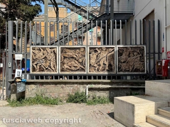 Liceo Mariano Buratti - I bassorilievi in ceramica realizzati nel 1965 dal maestro Alessio Paternesi a rischio