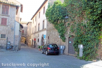 Viterbo - I cavi elettrici in piazza San Carluccio - 10 ottobre