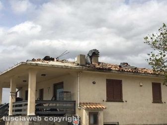 Maltempo - Una casa di Monterazzano colpita dalla tromba d'aria