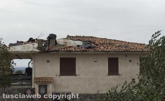 Maltempo - Una casa di Monterazzano colpita dalla tromba d'aria