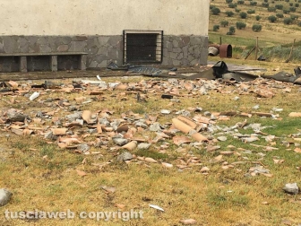 Maltempo - Una casa di Monterazzano colpita dalla tromba d'aria