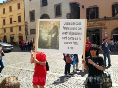 I dipendenti di Villa Rosa in piazza