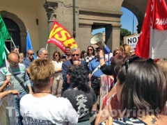 I dipendenti di Villa Rosa in piazza