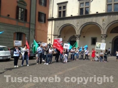 I dipendenti di Villa Rosa in piazza