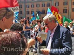 I dipendenti di Villa Rosa in piazza