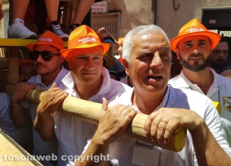 I facchini alla festa dei Gigli di Nola