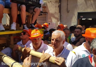 I facchini alla festa dei Gigli di Nola