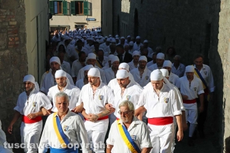 Viterbo - I facchini dalla basilica di santa Rosa al boschetto