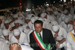 Il sindaco Marini tra i facchini