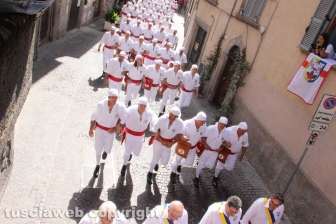 I facchini per le vie della città per il giro delle Sette chiese
