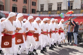 I facchini per le vie della città per il giro delle Sette chiese