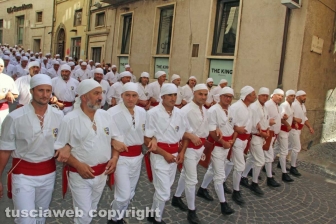 I facchini per le vie della città per il giro delle Sette chiese