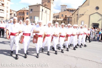 I facchini per le vie della città per il giro delle Sette chiese