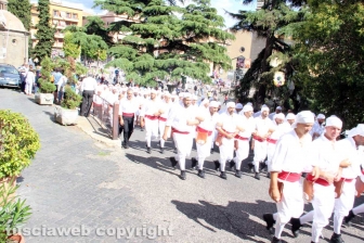 I facchini per le vie della città per il giro delle Sette chiese