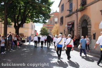 I facchini per le vie della città per il giro delle Sette chiese